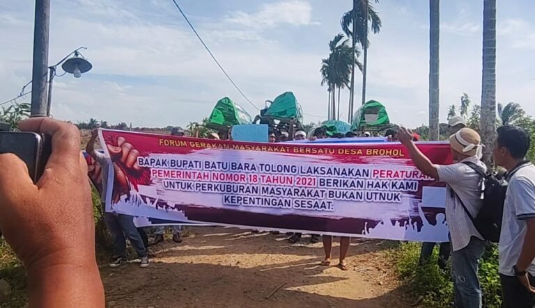 Desak Lahan TPU, Ratusan Warga Brohol Ultimatum PT EMHA