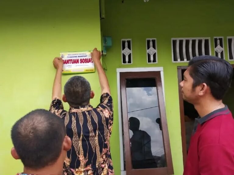 Jika Dinilai Keliru Sekarang, Bagaimana dengan Stiker ‘Keluarga Miskin’ yang Dipasang Sejak 2020?