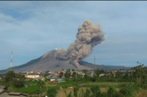 GUNUNG SINABUNG NAIK STATUS SIAGA, WARGA DUA DESA DIEVAKUASI