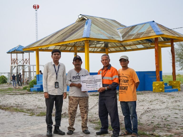 WILMAR SALURKAN BANTUAN LAMPU JALAN DAN PEMBANGUNAN PANGGUNG DI PANTAI JONO